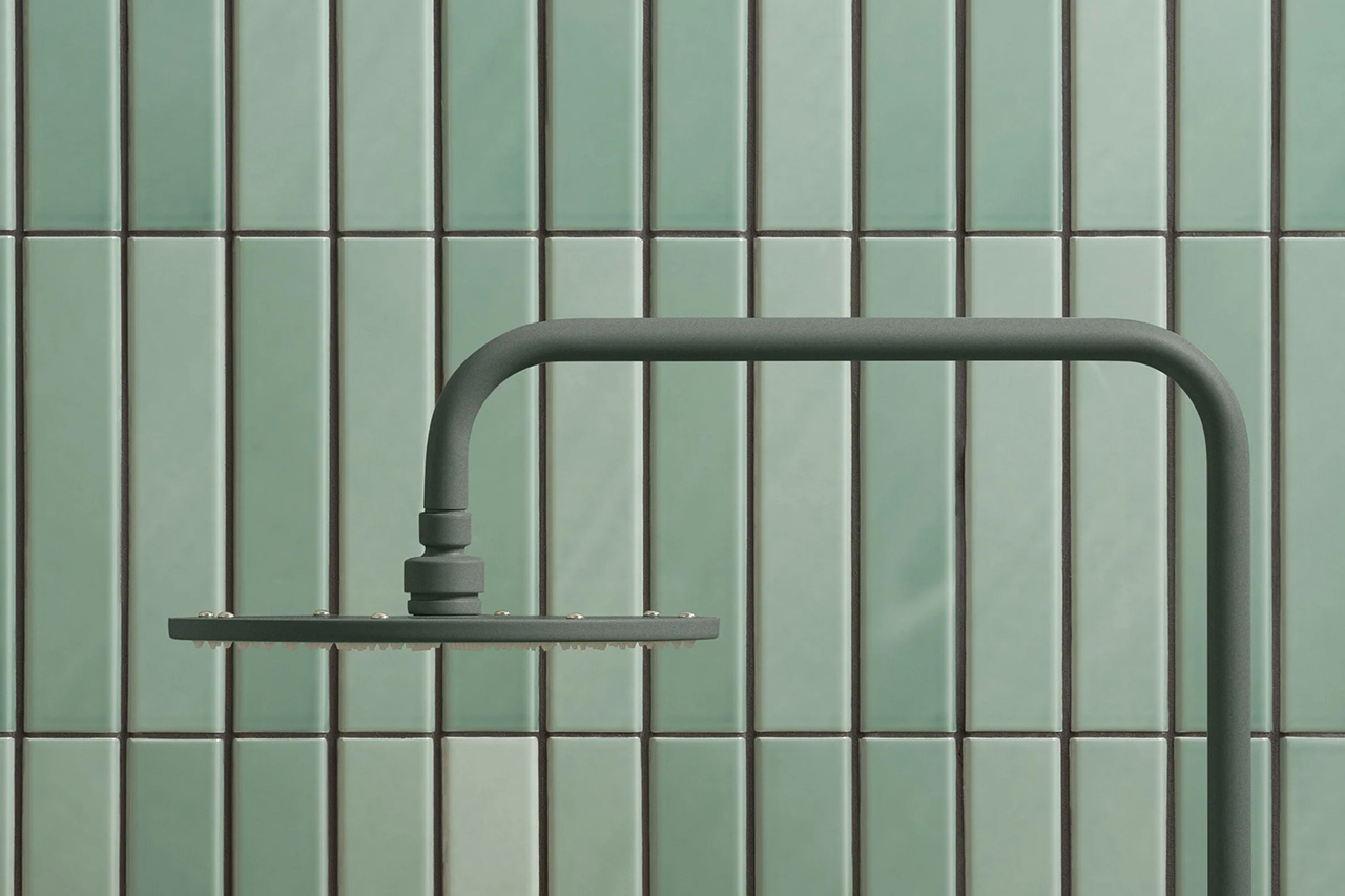 Toniton grönt kakel och takdusch